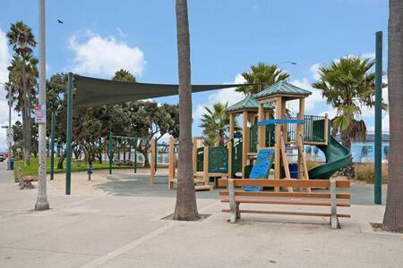 הוילה ניופורט ביץ' Awesome 3Br 1 Block To Ocean Fast Wifi C1 מראה חיצוני תמונה
