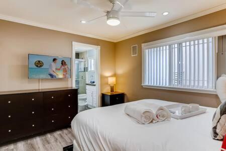 הוילה ניופורט ביץ' Awesome 3Br 1 Block To Ocean Fast Wifi C1 מראה חיצוני תמונה
